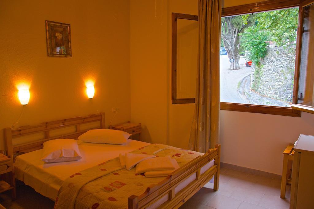 Stavroula Rooms Makrirrákhi エクステリア 写真